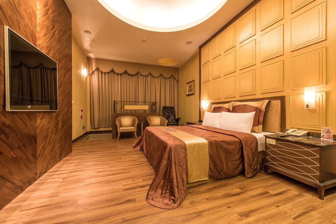 Hwu Meei Motel Tainan Extérieur photo